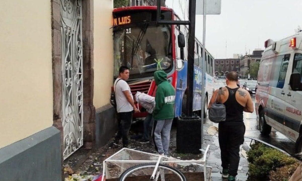 Camión choca contra museo en Toluca, Estado de México
