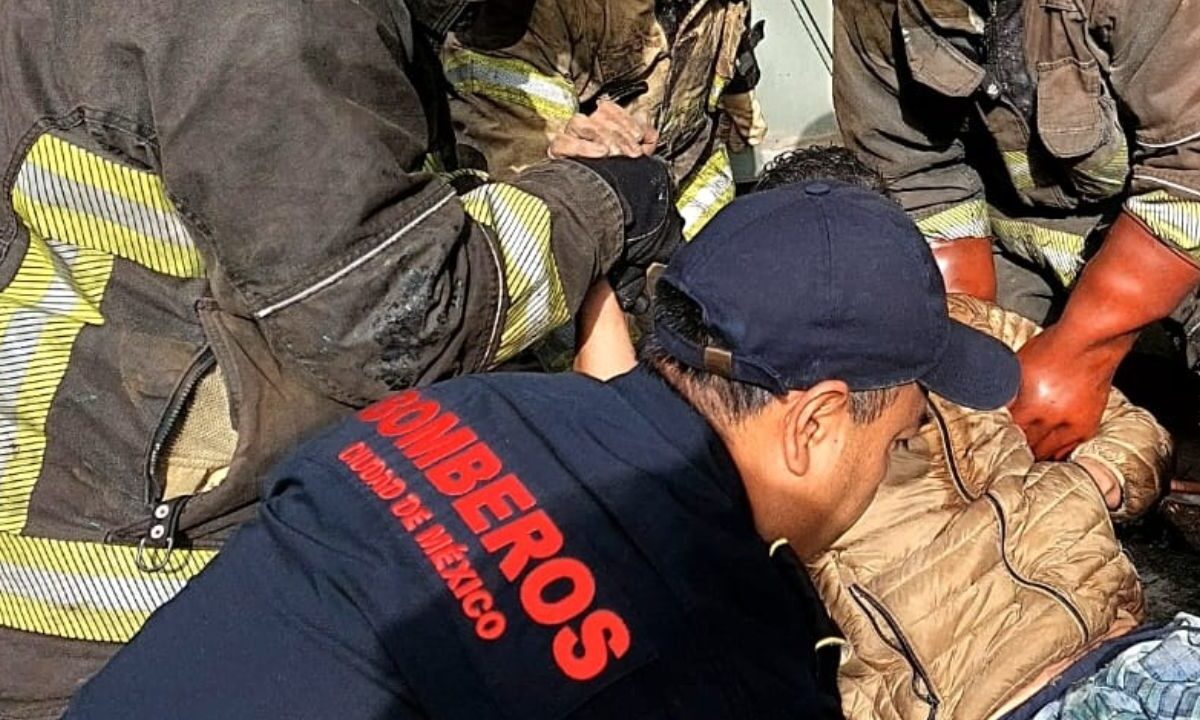 Rescatan a hombre que cayó en subestación eléctrica en alcaldía Benito Juárez